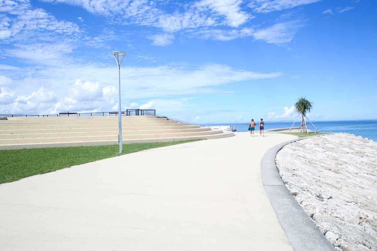 子ども連れでもあんしん！大人も子どももみんなで楽しめる「北谷公園 サンセットビーチ」を徹底解説（北谷町）