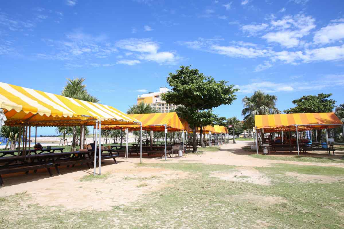 子ども連れでもあんしん！大人も子どももみんなで楽しめる「北谷公園 サンセットビーチ」を徹底解説（北谷町）