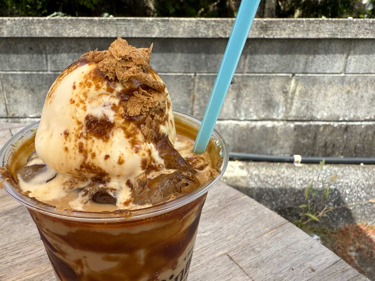 沖縄県産 極上の生黒糖ラテ「THE SINMAY（ザ・シンメイコーヒー）」今帰仁の自然に包まれながら味わう（今帰仁村）