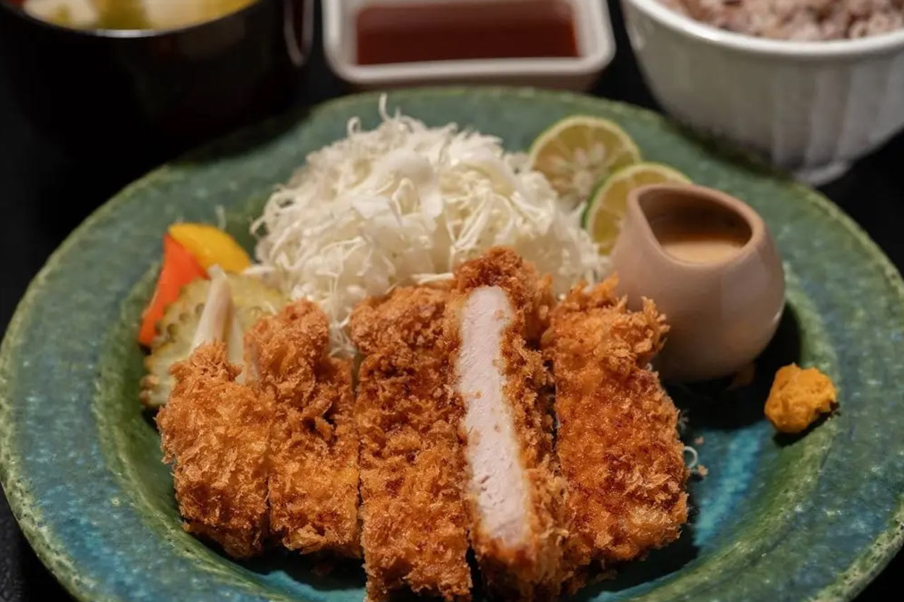 沖縄県産素材が満載！朝は”豚汁定食”昼は”とんかつ”夜は”クラフトビール”！？とんかつ専門店「やえかつ」（石垣市）