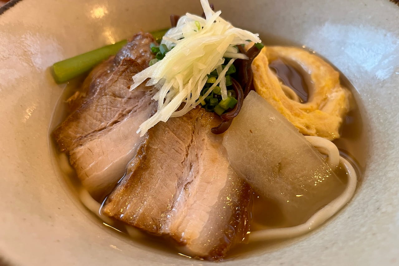 カフェのようにくつろげる癒しの沖縄そば屋！首里で味わう、心もお腹も満たされる「すば処 あじぐくる いしみね」（那覇市）