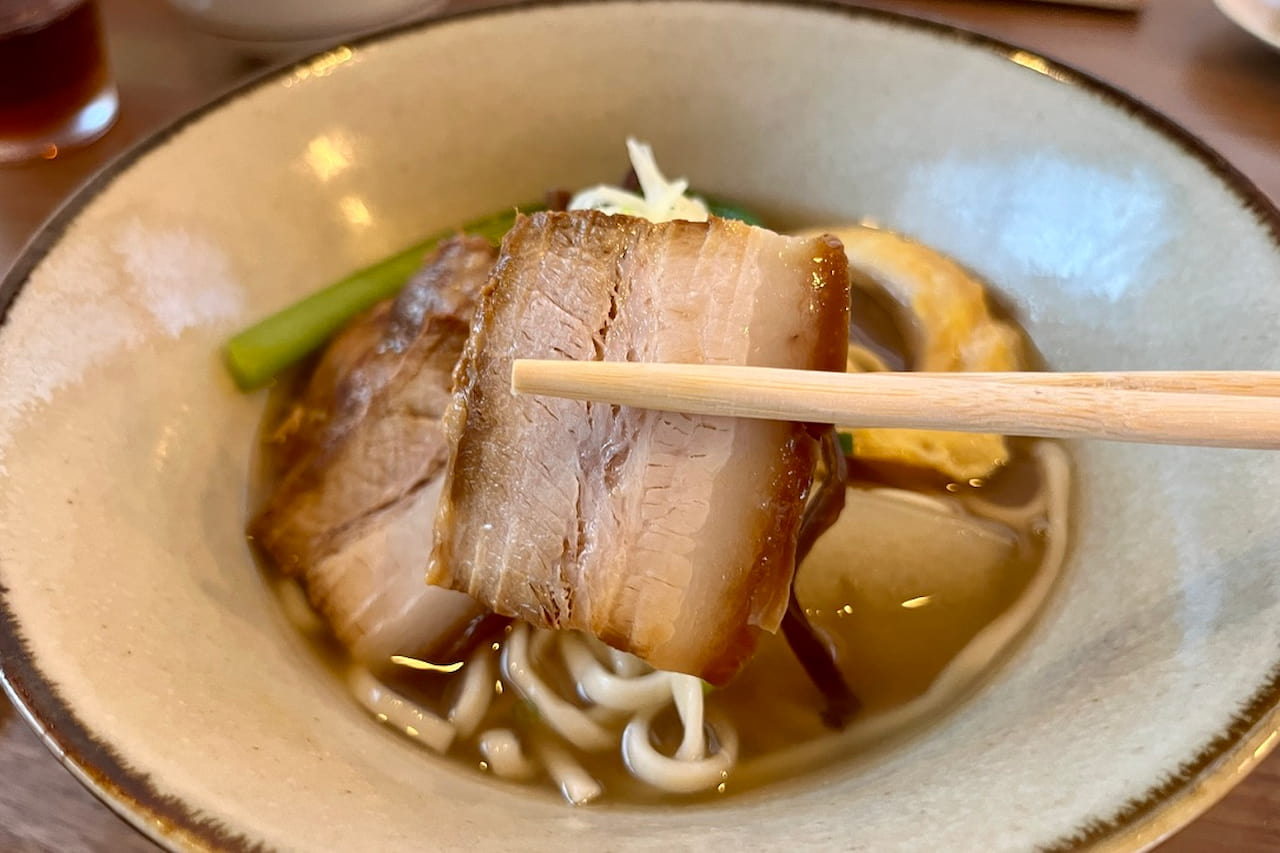 カフェのようにくつろげる癒しの沖縄そば屋！首里で味わう、心もお腹も満たされる「すば処 あじぐくる いしみね」（那覇市）
