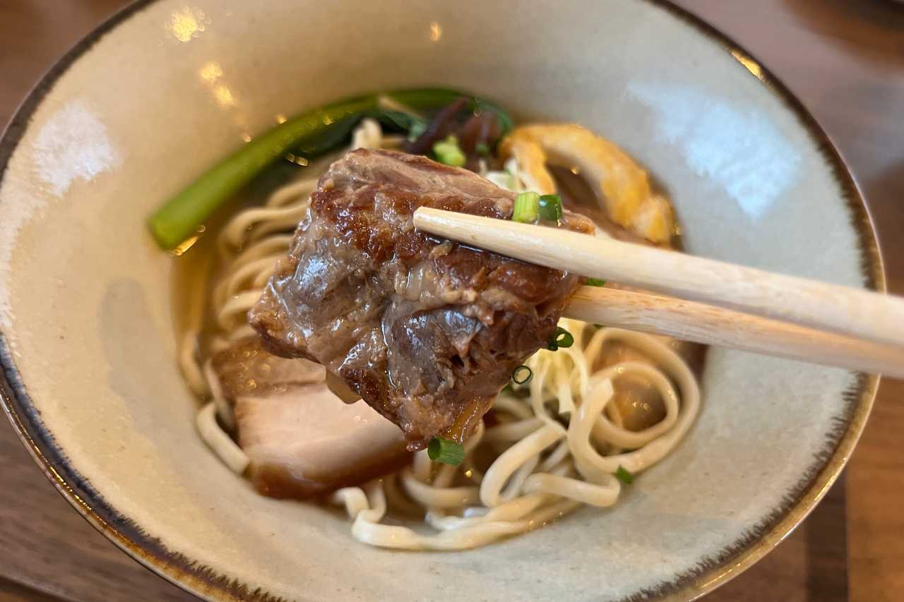 カフェのようにくつろげる癒しの沖縄そば屋！首里で味わう、心もお腹も満たされる「すば処 あじぐくる いしみね」（那覇市）