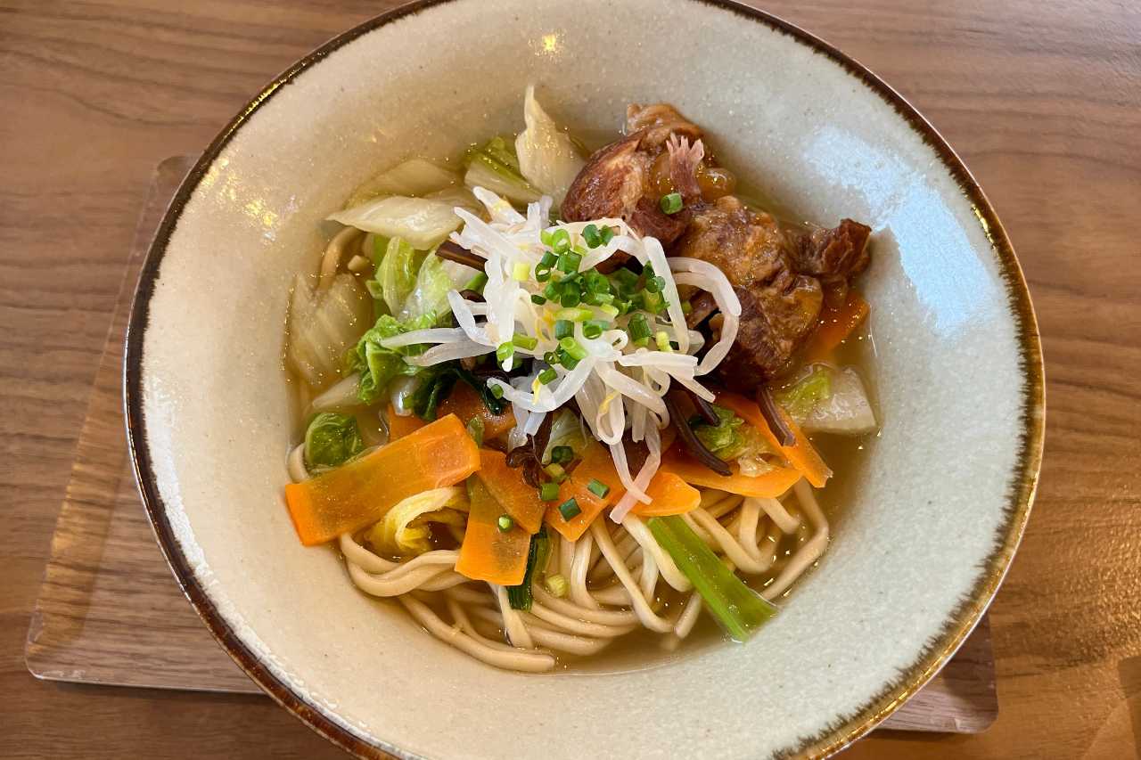 カフェのようにくつろげる癒しの沖縄そば屋！首里で味わう、心もお腹も満たされる「すば処 あじぐくる いしみね」（那覇市）