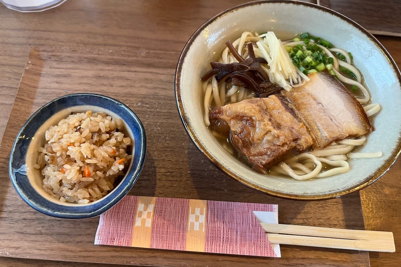 カフェのようにくつろげる癒しの沖縄そば屋！首里で味わう、心もお腹も満たされる「すば処 あじぐくる いしみね」（那覇市）