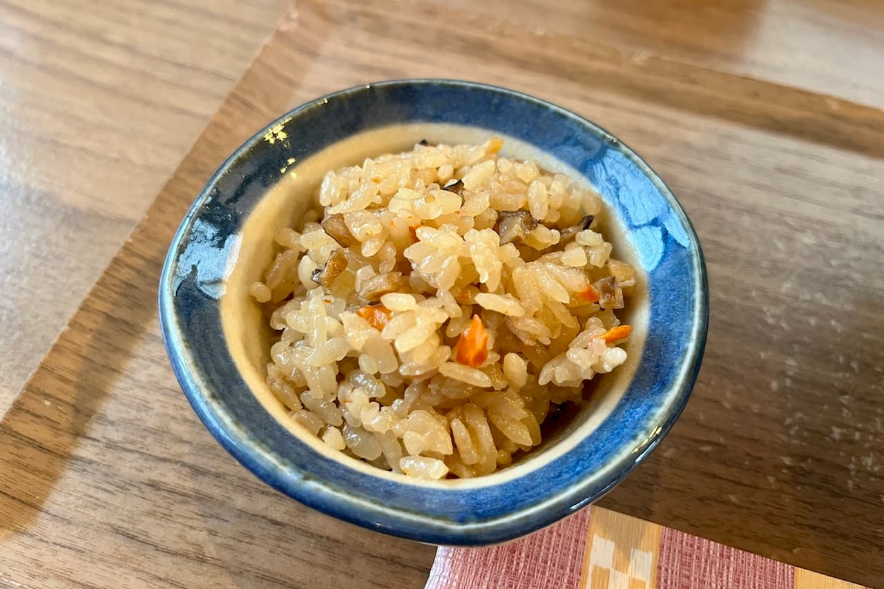 カフェのようにくつろげる癒しの沖縄そば屋！首里で味わう、心もお腹も満たされる「すば処 あじぐくる いしみね」（那覇市）