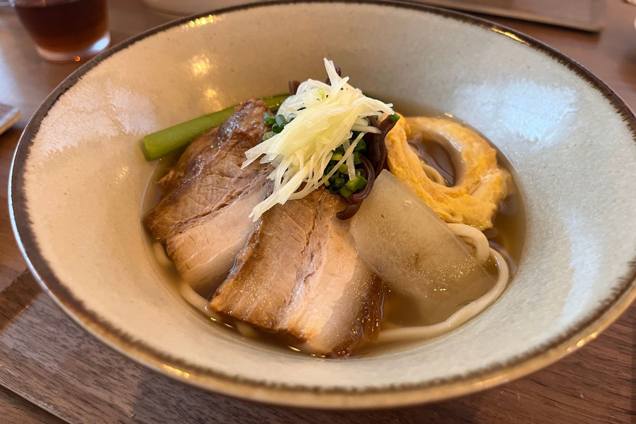 カフェのようにくつろげる癒しの沖縄そば屋！首里で味わう、心もお腹も満たされる「すば処 あじぐくる いしみね」（那覇市）