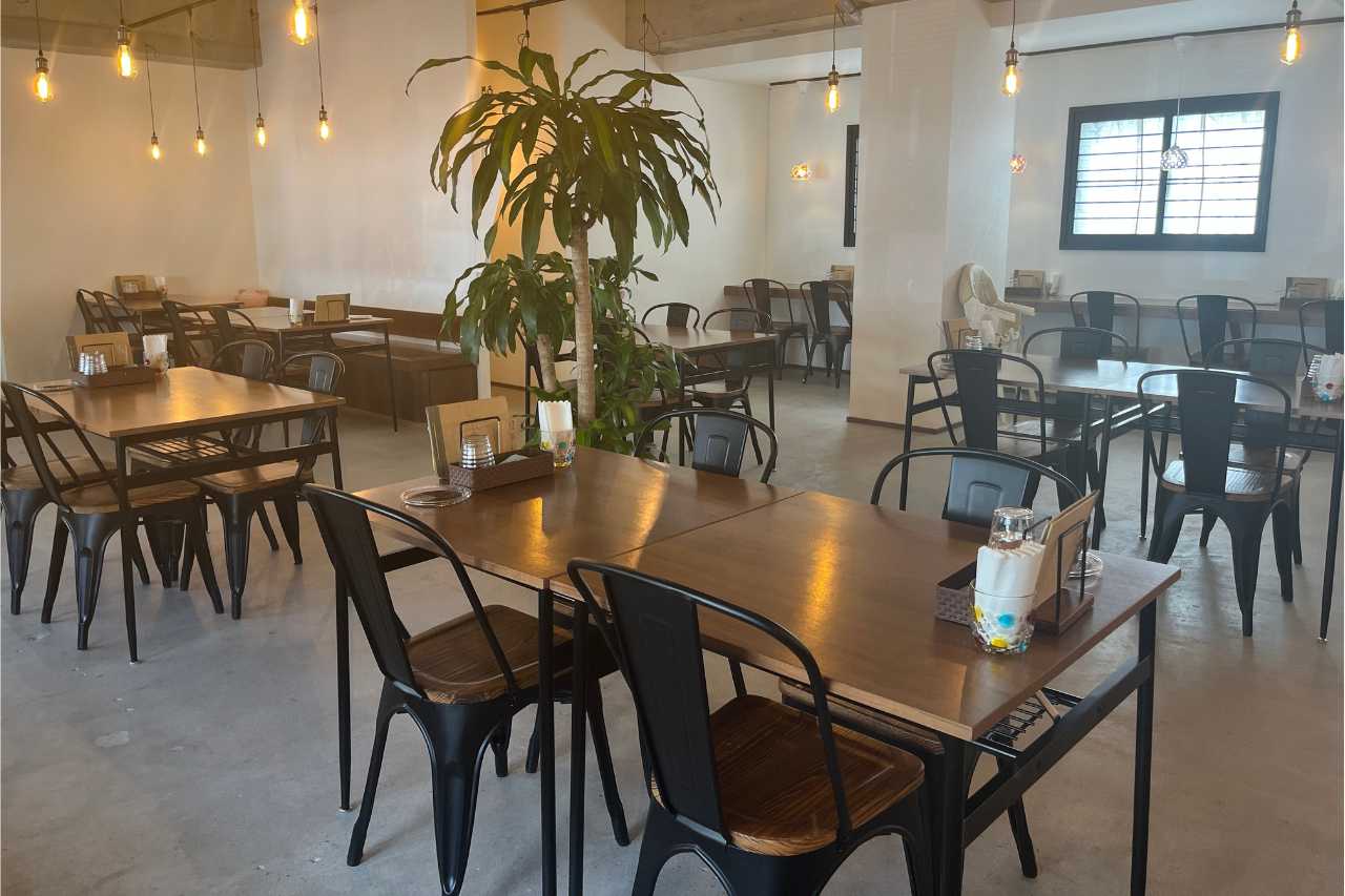カフェのようにくつろげる癒しの沖縄そば屋！首里で味わう、心もお腹も満たされる「すば処 あじぐくる いしみね」（那覇市）