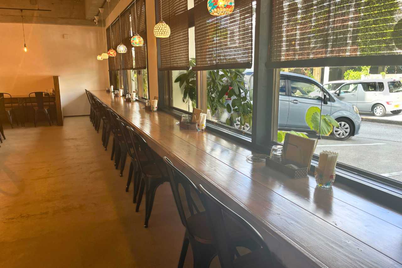 カフェのようにくつろげる癒しの沖縄そば屋！首里で味わう、心もお腹も満たされる「すば処 あじぐくる いしみね」（那覇市）