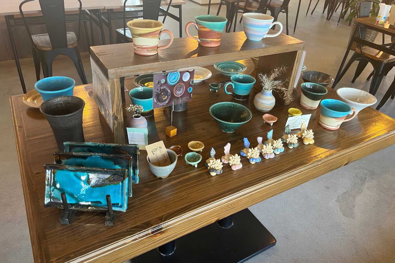 カフェのようにくつろげる癒しの沖縄そば屋！首里で味わう、心もお腹も満たされる「すば処 あじぐくる いしみね」（那覇市）