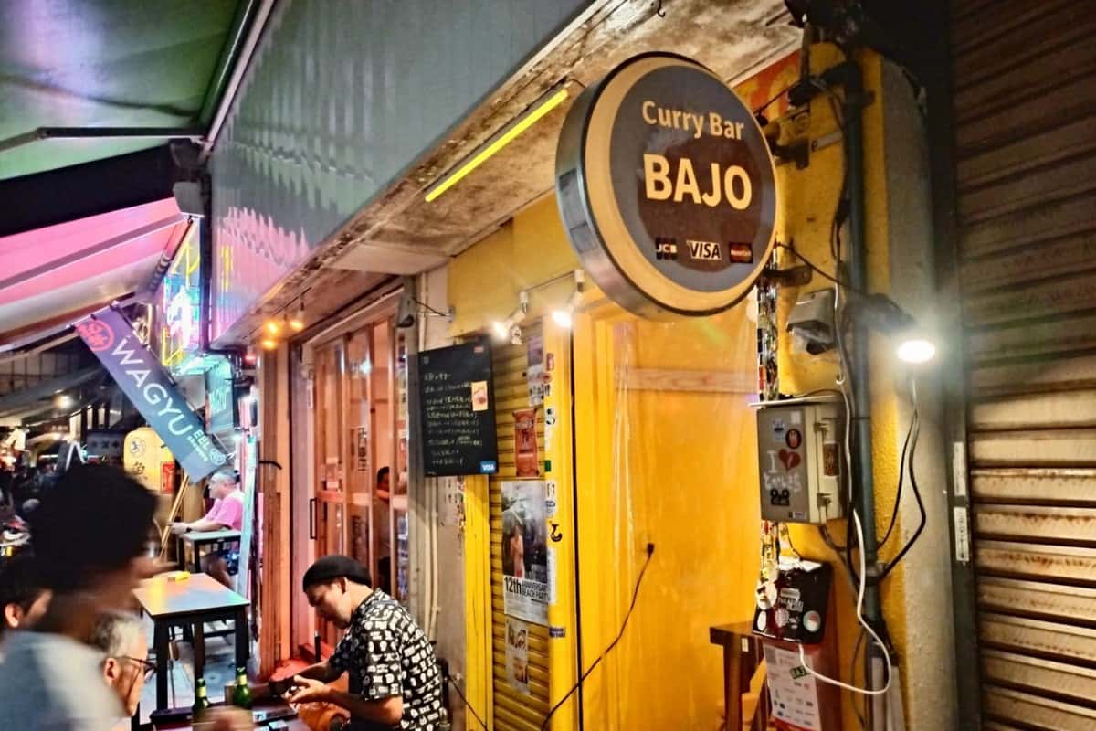 女4人の楽しい相席！個性派ドリンクが充実している 元カレー屋のユーモラスな店主「BAJO」（那覇市）