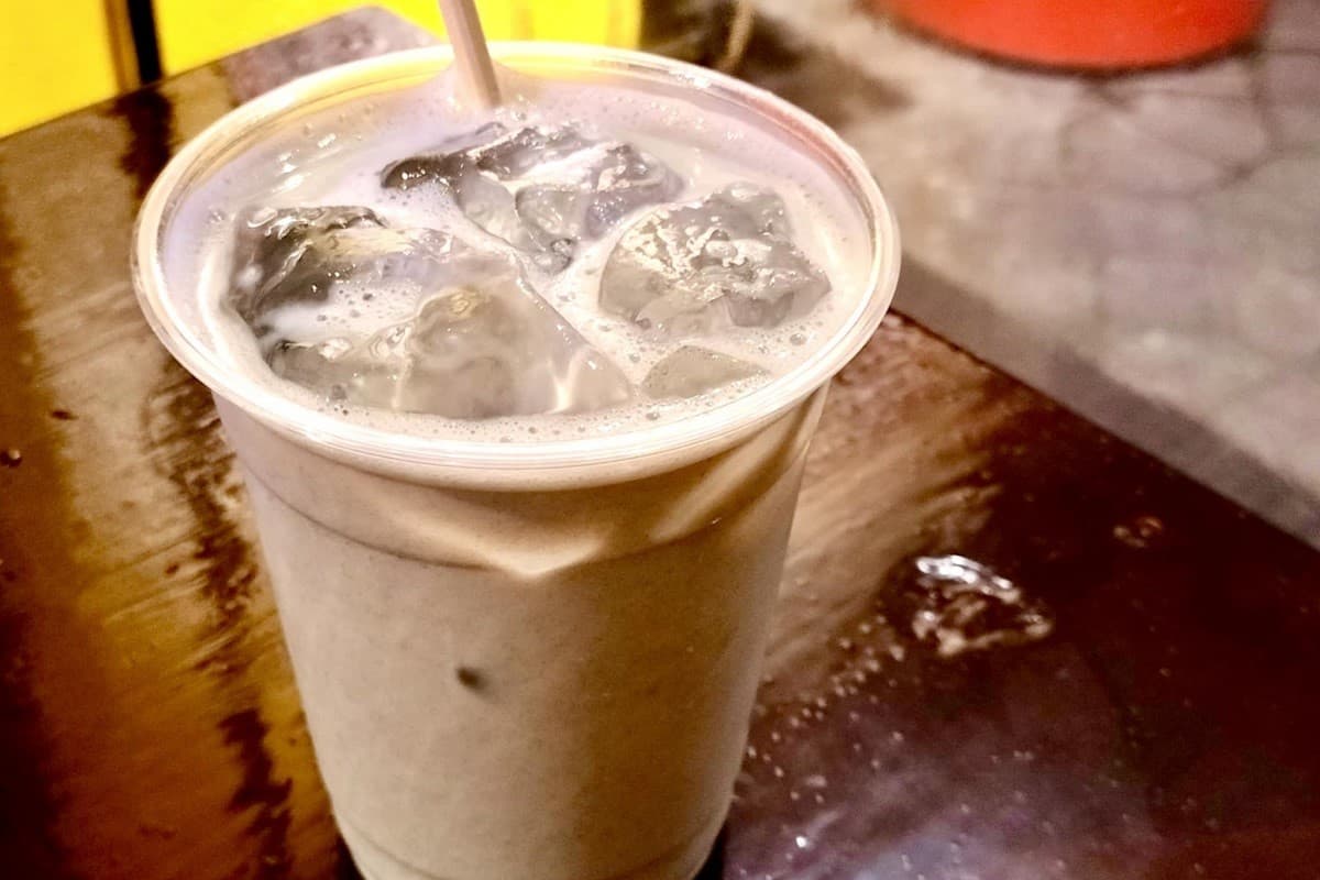 女4人の楽しい相席！個性派ドリンクが充実している 元カレー屋のユーモラスな店主「BAJO」（那覇市）