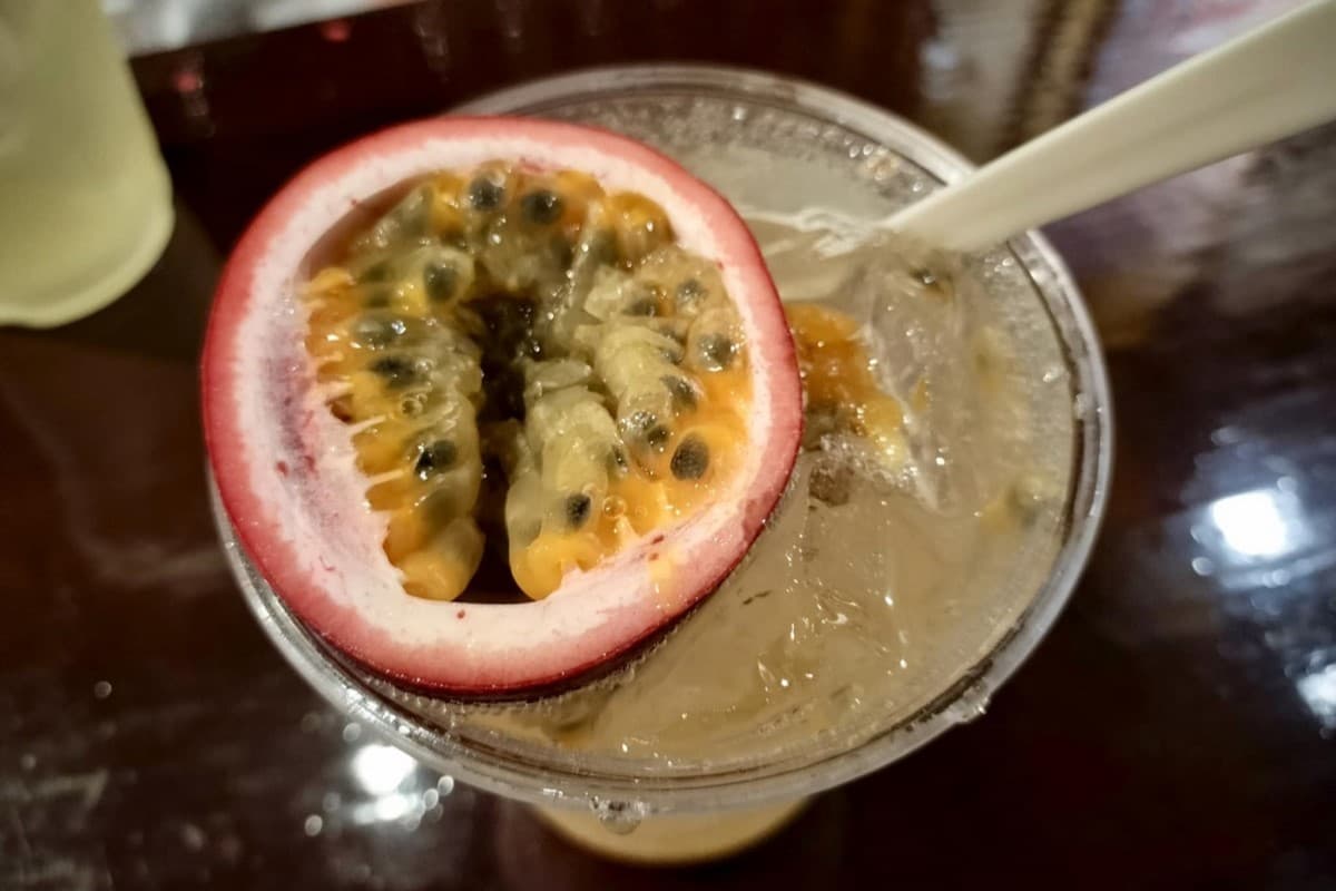 女4人の楽しい相席！個性派ドリンクが充実している 元カレー屋のユーモラスな店主「BAJO」（那覇市）