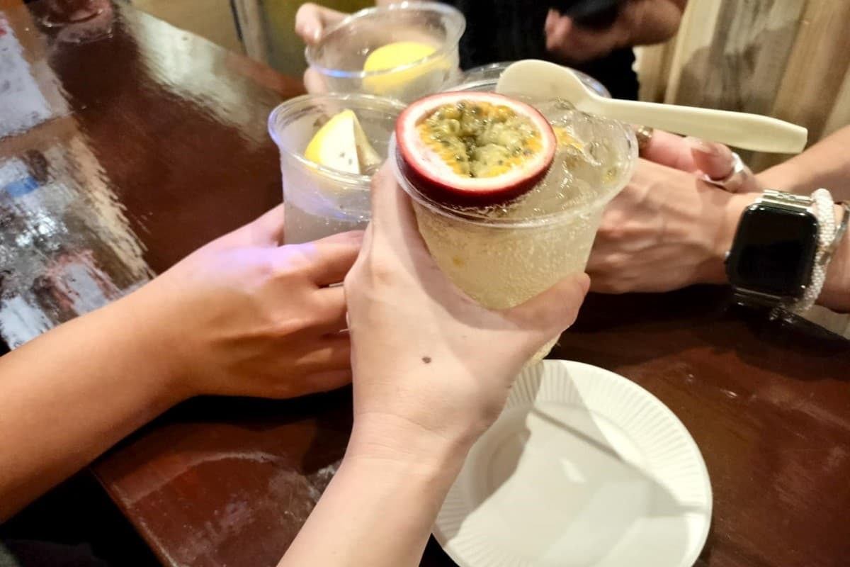 女4人の楽しい相席！個性派ドリンクが充実している 元カレー屋のユーモラスな店主「BAJO」（那覇市）