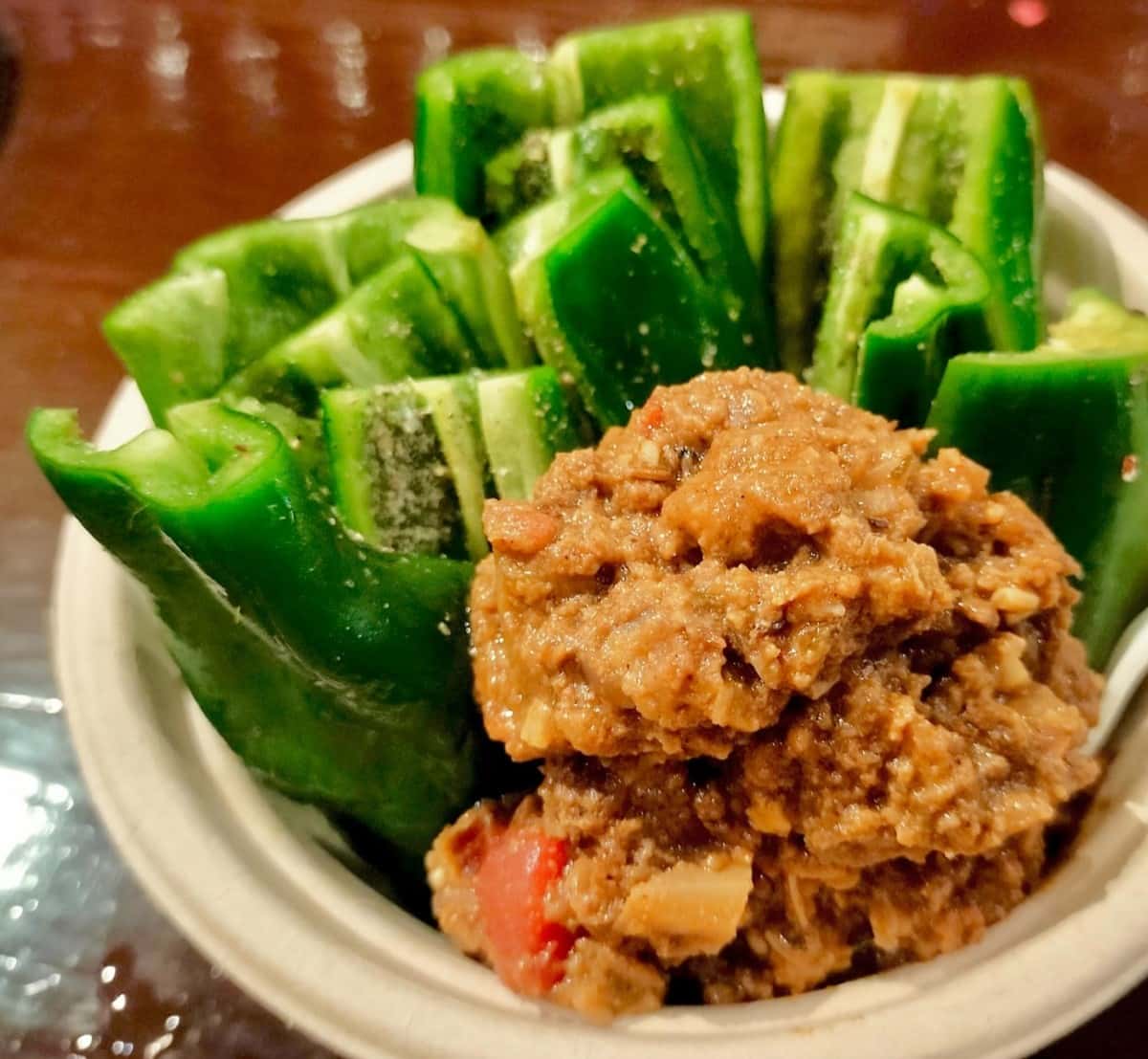 女4人の楽しい相席！個性派ドリンクが充実している 元カレー屋のユーモラスな店主「BAJO」（那覇市）