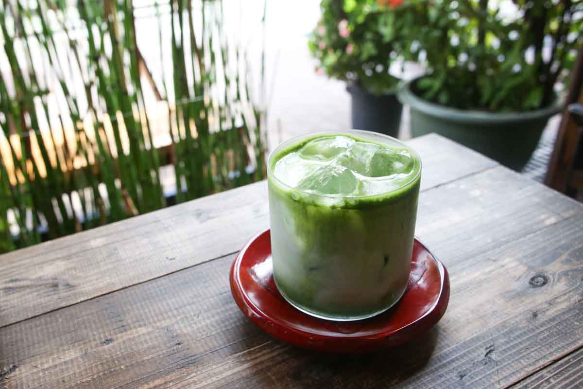 宇治の抹茶で作るドリンク・スイーツに心が和む。香高い濃厚な味わいが至福のひとときを演出する「喫茶 津覇商店 / cafe watsuha」（那覇市）