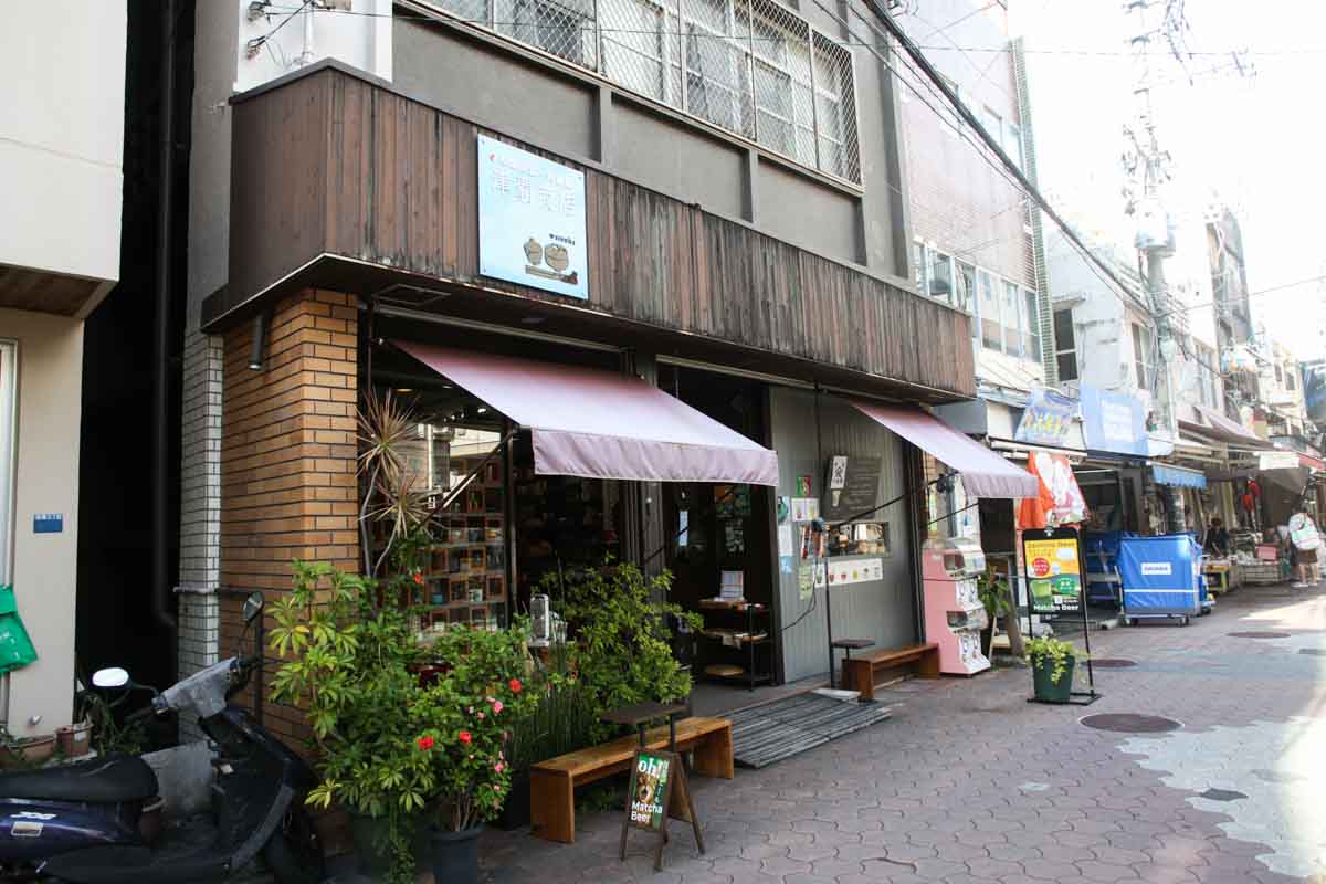 宇治の抹茶で作るドリンク・スイーツに心が和む。香高い濃厚な味わいが至福のひとときを演出する「喫茶 津覇商店 / cafe watsuha」（那覇市）