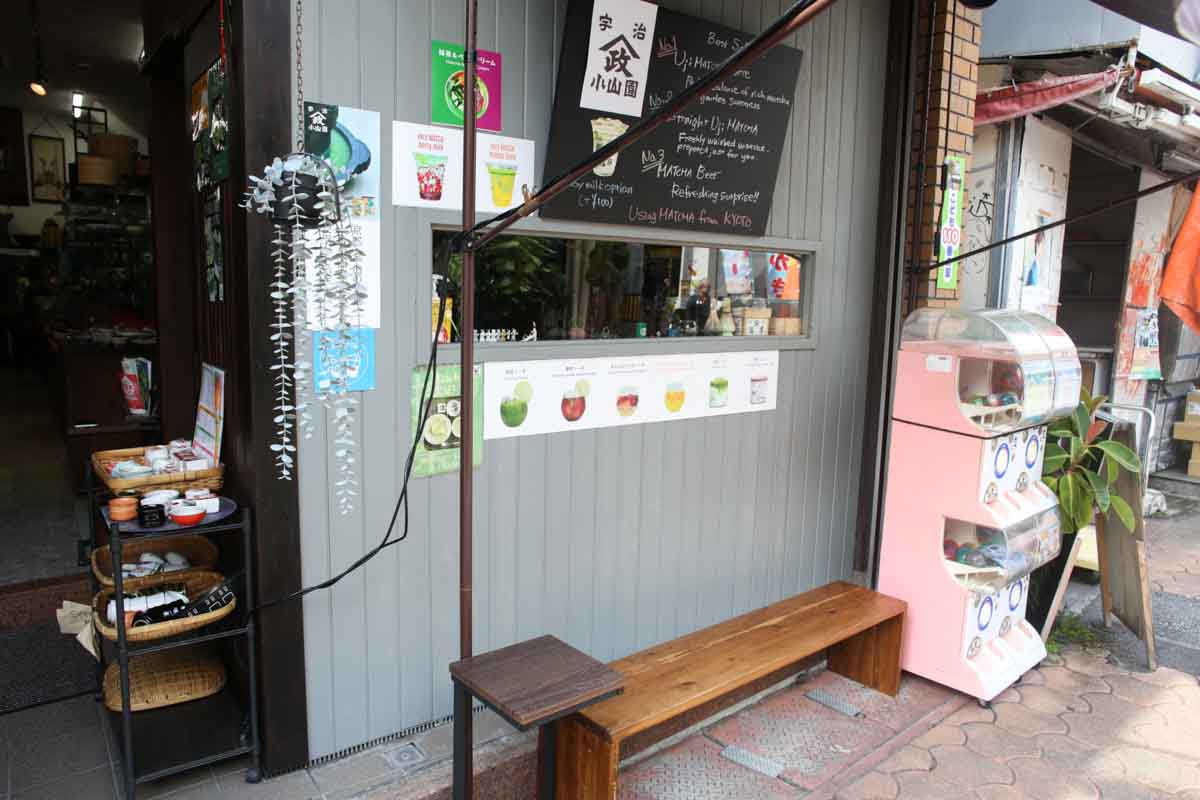 宇治の抹茶で作るドリンク・スイーツに心が和む。香高い濃厚な味わいが至福のひとときを演出する「喫茶 津覇商店 / cafe watsuha」（那覇市）