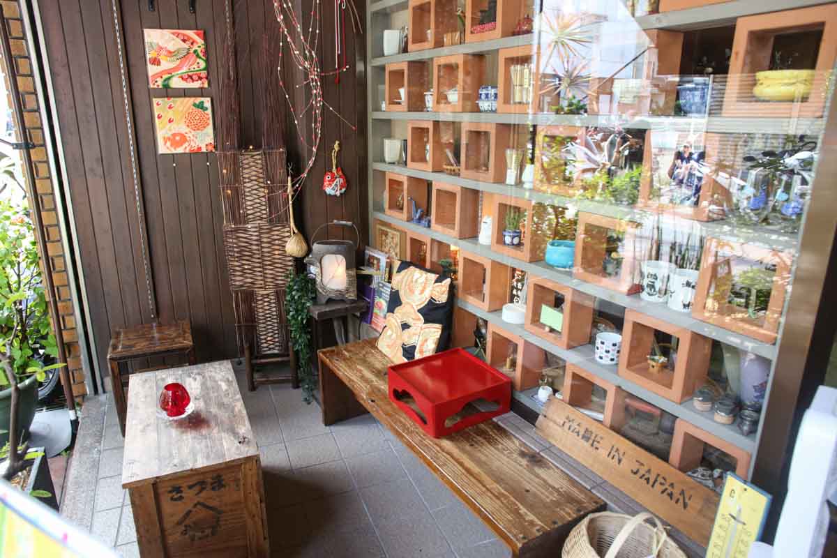 宇治の抹茶で作るドリンク・スイーツに心が和む。香高い濃厚な味わいが至福のひとときを演出する「喫茶 津覇商店 / cafe watsuha」（那覇市）