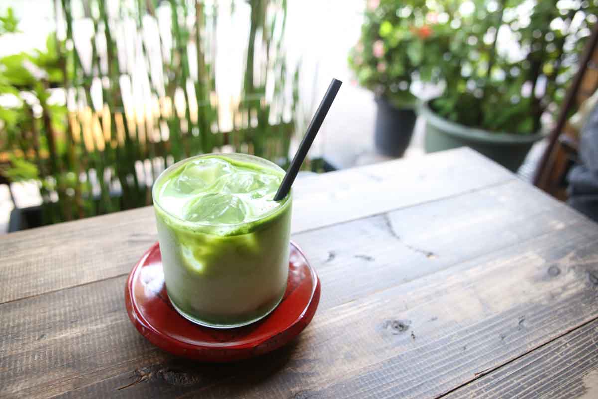 宇治の抹茶で作るドリンク・スイーツに心が和む。香高い濃厚な味わいが至福のひとときを演出する「喫茶 津覇商店 / cafe watsuha」（那覇市）