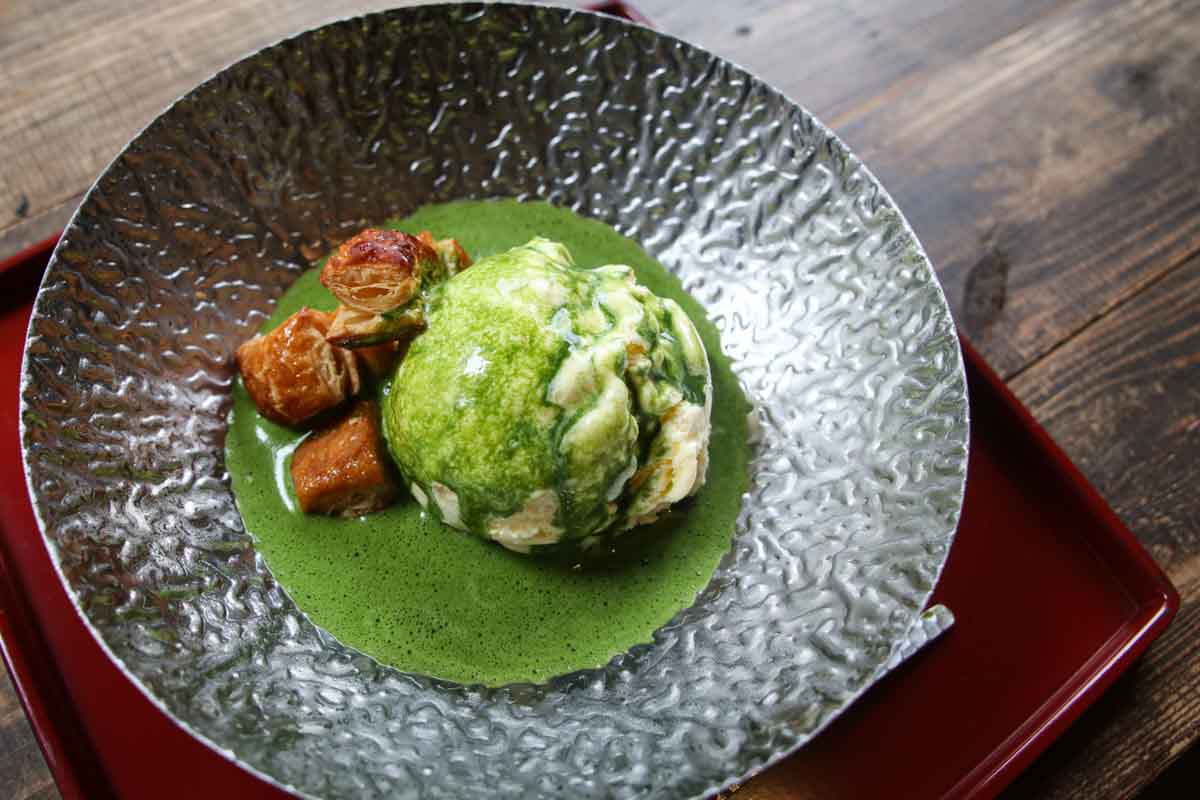 宇治の抹茶で作るドリンク・スイーツに心が和む。香高い濃厚な味わいが至福のひとときを演出する「喫茶 津覇商店 / cafe watsuha」（那覇市）