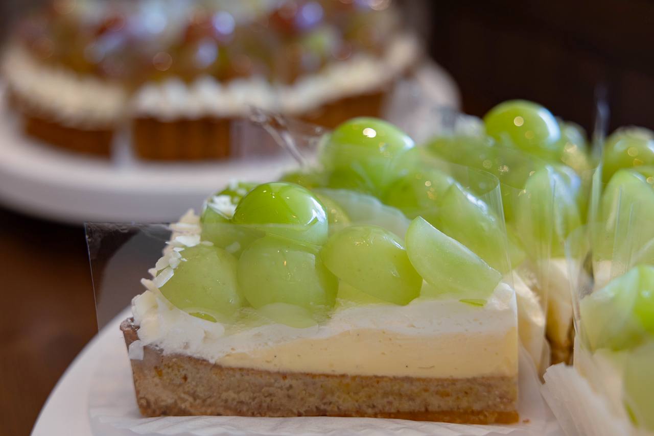 ひと口で幸せ!季節の果実をふんだんに盛り付けた「ChaÎnon(シェノン)」のケーキ(那覇市)