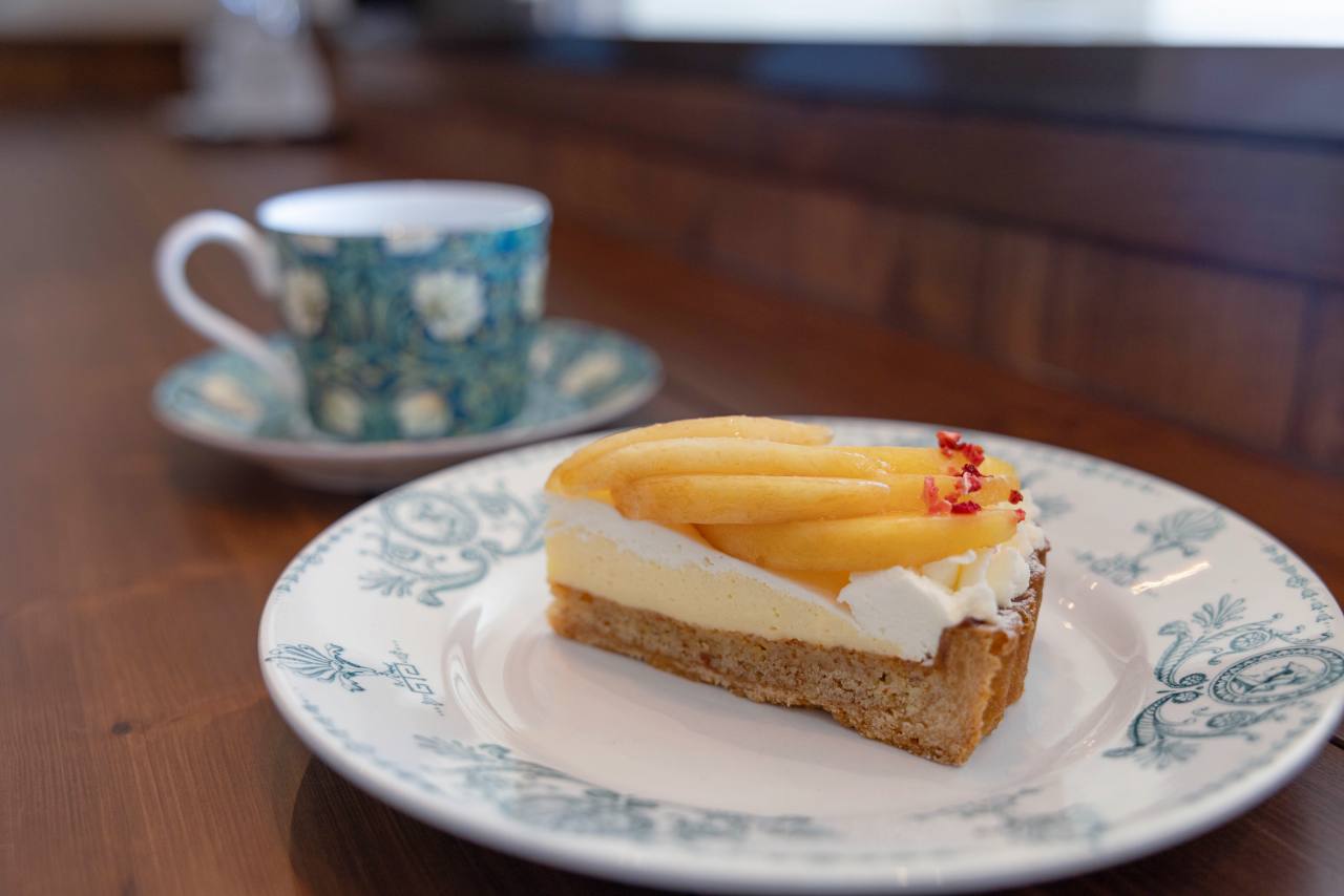 ひと口で幸せ!季節の果実をふんだんに盛り付けた「ChaÎnon(シェノン)」のケーキ(那覇市)