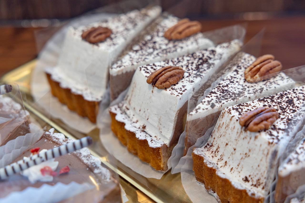 ひと口で幸せ!季節の果実をふんだんに盛り付けた「ChaÎnon(シェノン)」のケーキ(那覇市)