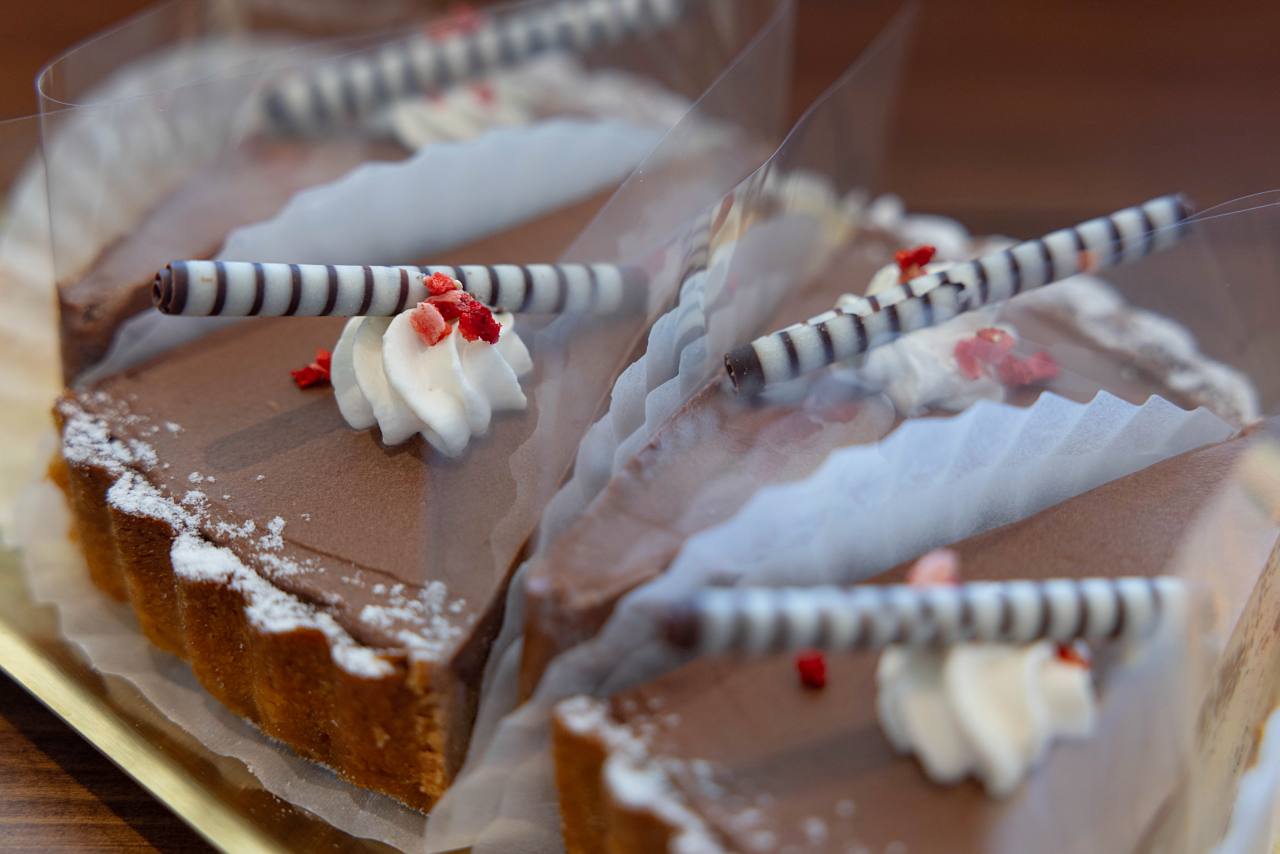 ひと口で幸せ!季節の果実をふんだんに盛り付けた「ChaÎnon(シェノン)」のケーキ(那覇市)