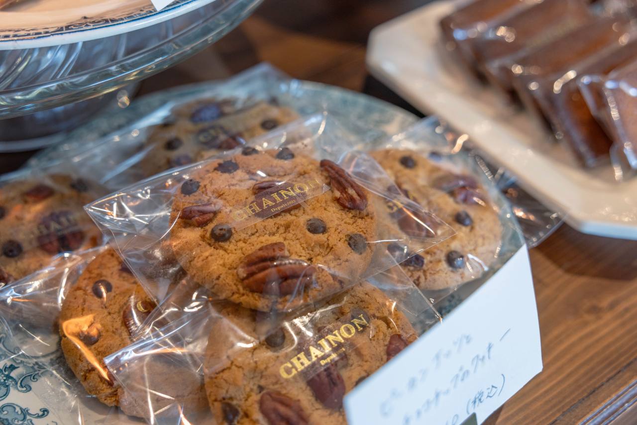 ひと口で幸せ!季節の果実をふんだんに盛り付けた「ChaÎnon(シェノン)」のケーキ(那覇市)