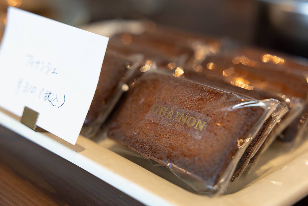 ひと口で幸せ!季節の果実をふんだんに盛り付けた「ChaÎnon(シェノン)」のケーキ(那覇市)