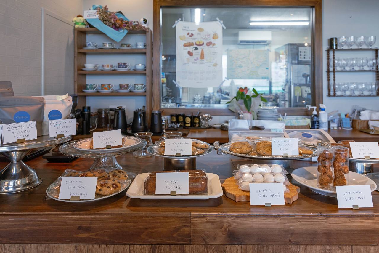 ひと口で幸せ!季節の果実をふんだんに盛り付けた「ChaÎnon(シェノン)」のケーキ(那覇市)