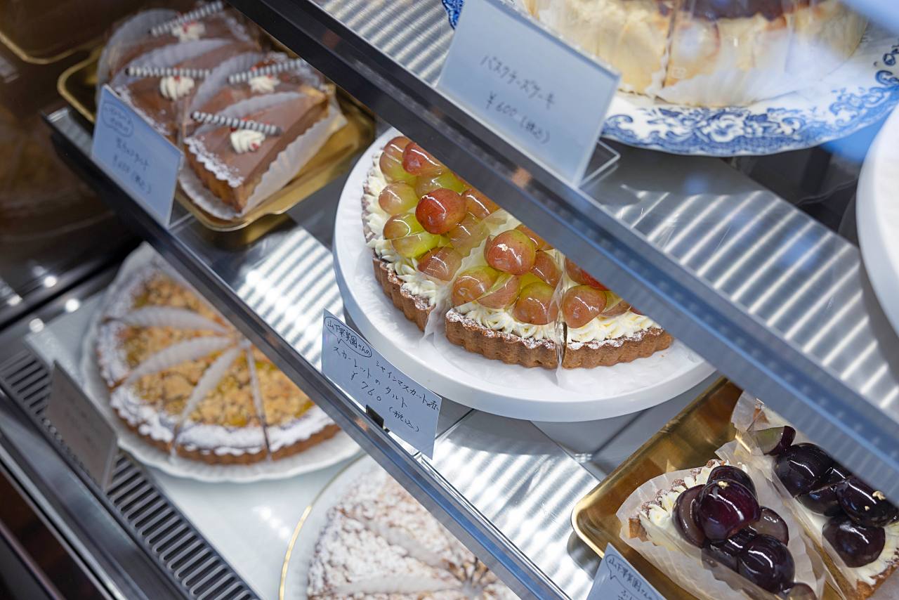 ひと口で幸せ!季節の果実をふんだんに盛り付けた「ChaÎnon(シェノン)」のケーキ(那覇市)