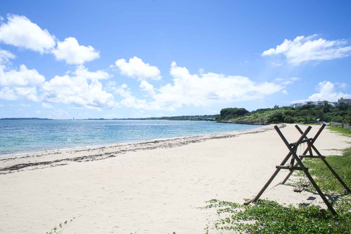 観光客のいない憩いの場。静かに海を眺めて過ごせる穴場の「具志川ビーチ」（うるま市）