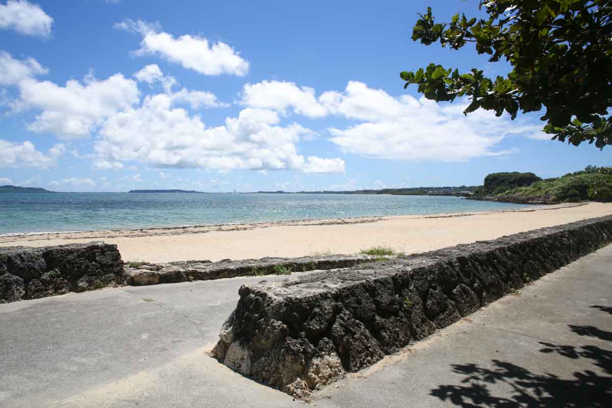 観光客のいない憩いの場。静かに海を眺めて過ごせる穴場の「具志川ビーチ」（うるま市）