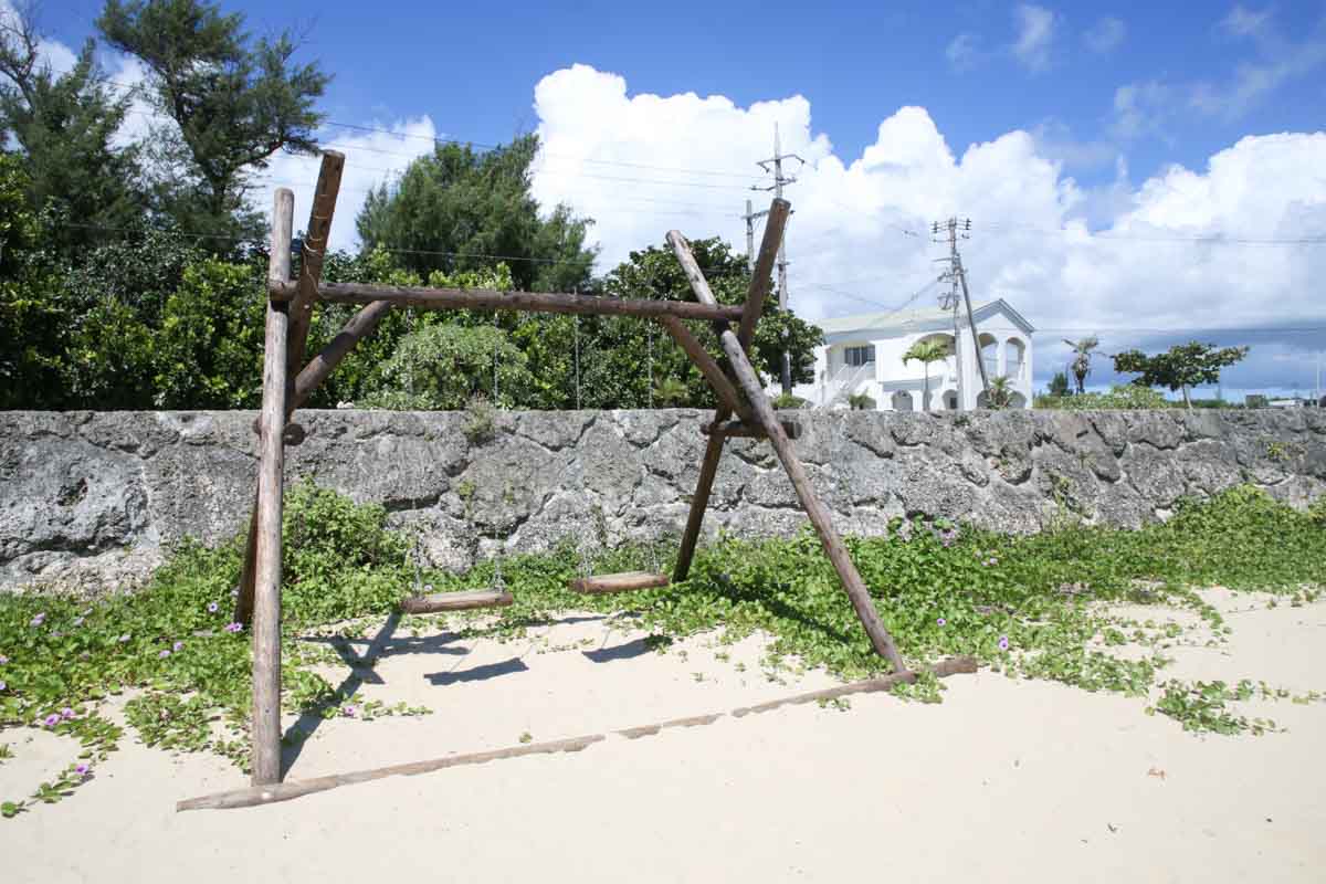 観光客のいない憩いの場。静かに海を眺めて過ごせる穴場の「具志川ビーチ」（うるま市）