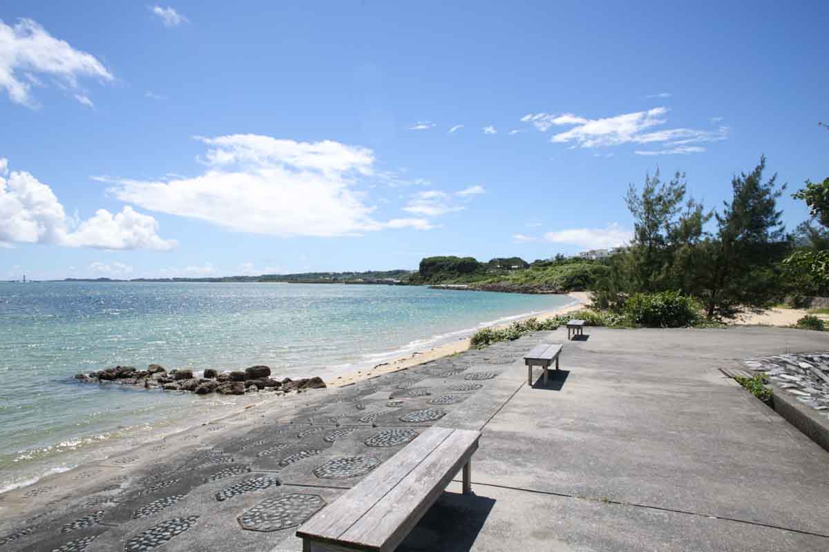 観光客のいない憩いの場。静かに海を眺めて過ごせる穴場の「具志川ビーチ」（うるま市）
