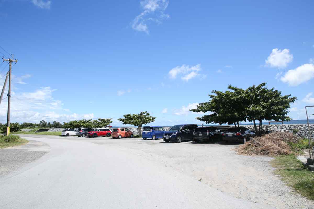 観光客のいない憩いの場。静かに海を眺めて過ごせる穴場の「具志川ビーチ」（うるま市）