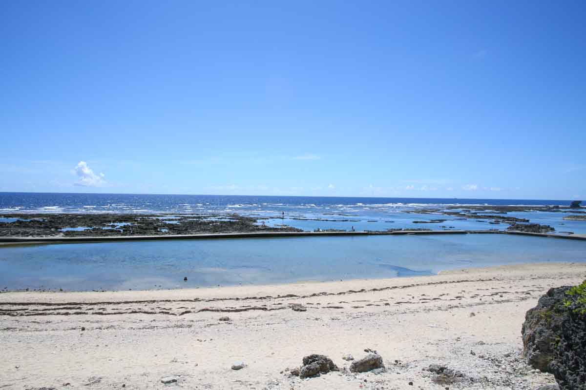沖縄南部の隠れ家！波のない“天然プール”で遊べる個性あふれる「玻名城の郷ビーチ」（八重瀬町）
