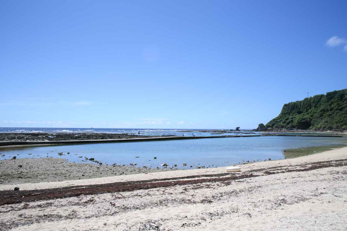 沖縄南部の隠れ家！波のない“天然プール”で遊べる個性あふれる「玻名城の郷ビーチ」（八重瀬町）