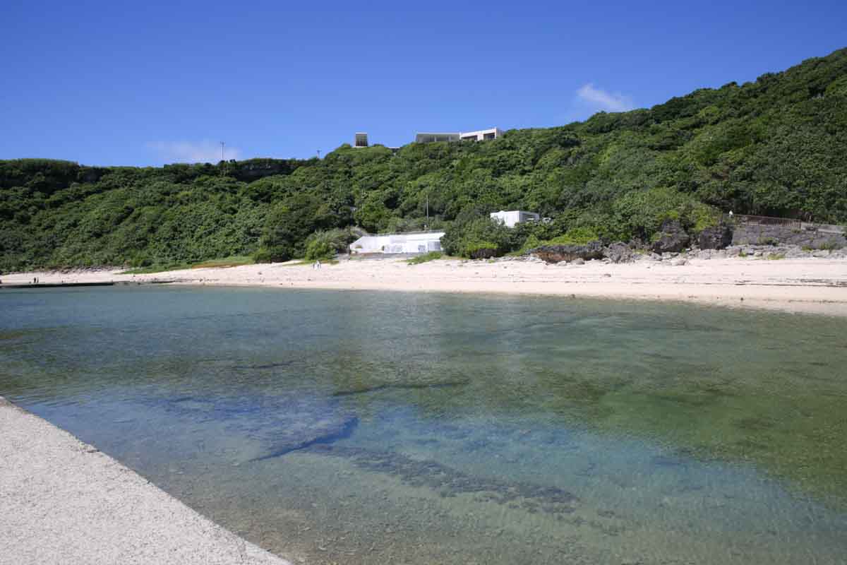 沖縄南部の隠れ家！波のない“天然プール”で遊べる個性あふれる「玻名城の郷ビーチ」（八重瀬町）