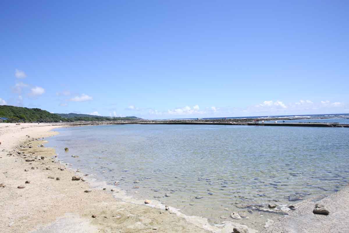 沖縄南部の隠れ家！波のない“天然プール”で遊べる個性あふれる「玻名城の郷ビーチ」（八重瀬町）