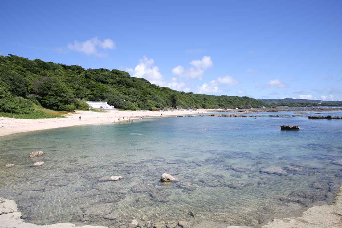 沖縄南部の隠れ家！波のない“天然プール”で遊べる個性あふれる「玻名城の郷ビーチ」（八重瀬町）