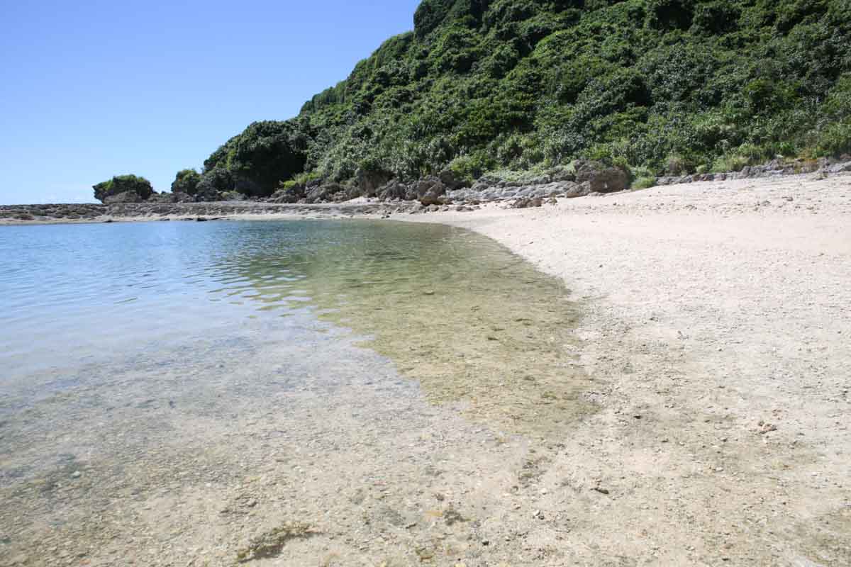 沖縄南部の隠れ家！波のない“天然プール”で遊べる個性あふれる「玻名城の郷ビーチ」（八重瀬町）