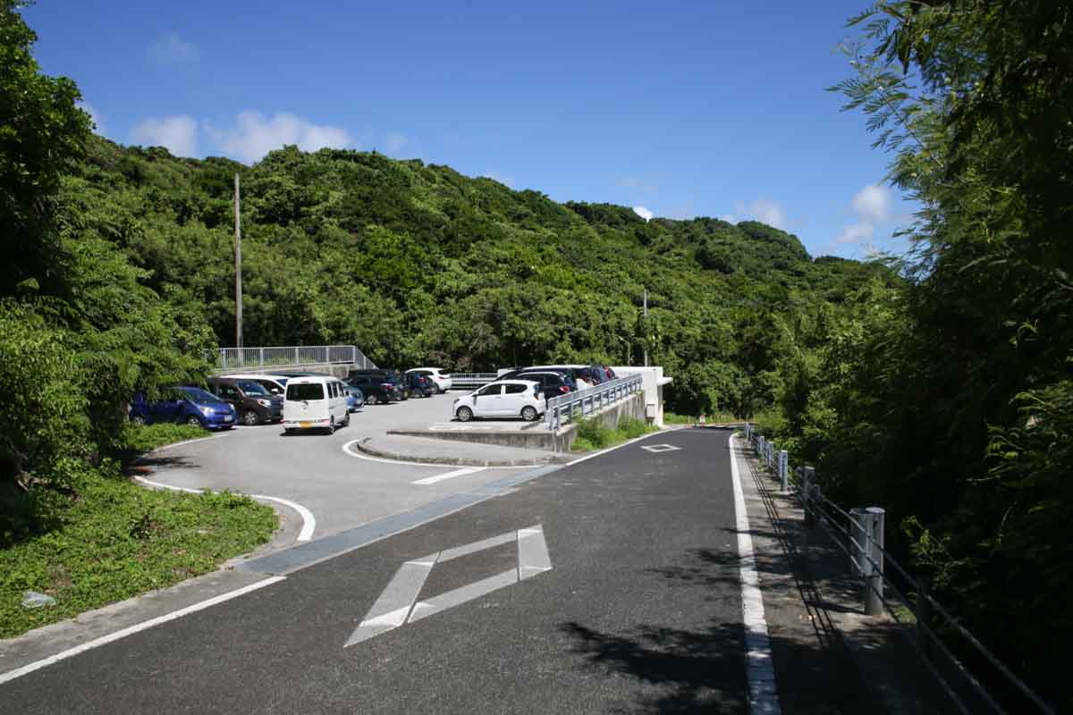 沖縄南部の隠れ家！波のない“天然プール”で遊べる個性あふれる「玻名城の郷ビーチ」（八重瀬町）