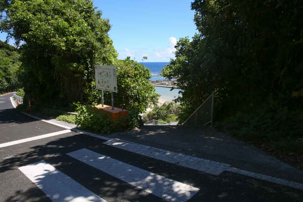 沖縄南部の隠れ家！波のない“天然プール”で遊べる個性あふれる「玻名城の郷ビーチ」（八重瀬町）