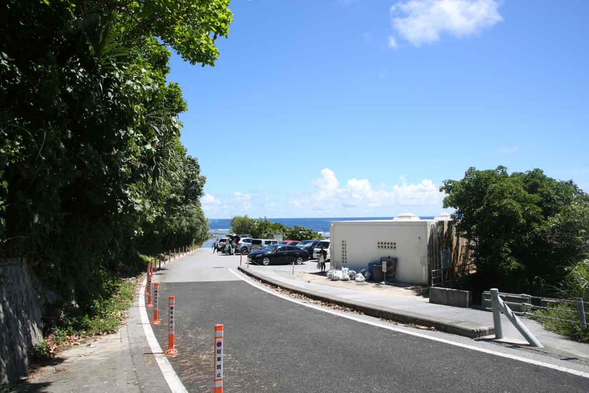 沖縄南部の隠れ家！波のない“天然プール”で遊べる個性あふれる「玻名城の郷ビーチ」（八重瀬町）