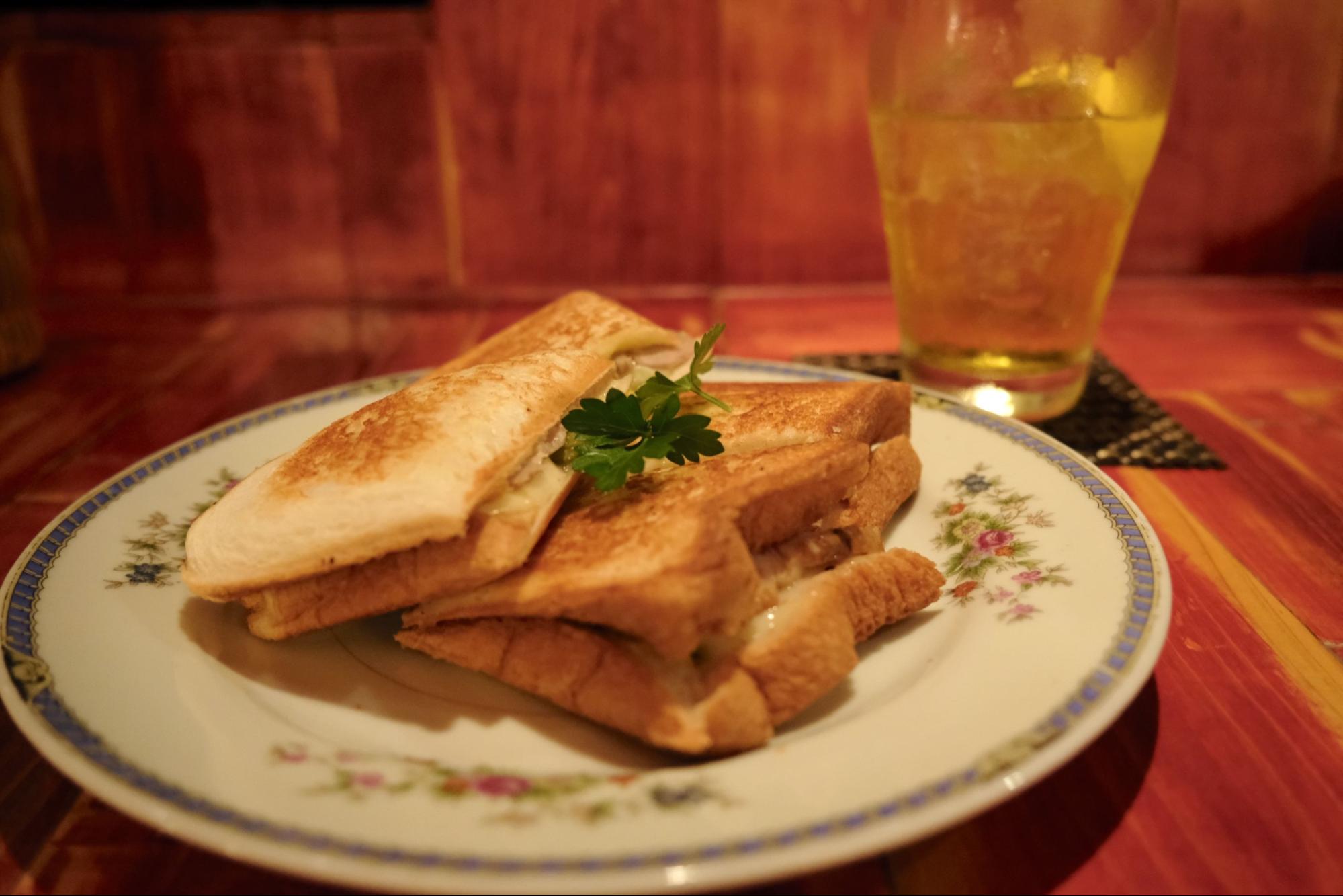 ジャンルも国も越境する料理と酒、そして人が交わる唯一無二の場所 宮古の良い夜を味わえるワインバー「ガリンペイロ」(宮古島)