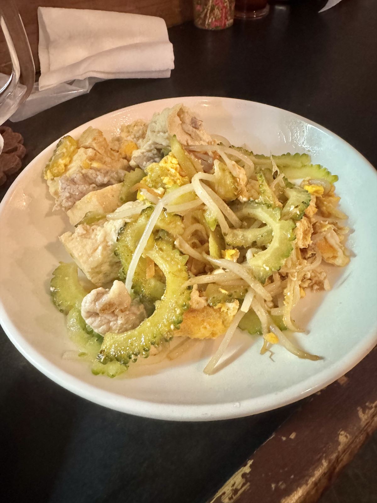 那覇・栄町の“ザ・沖縄家庭料理”！「カフ ェとも」で満腹＆満足！～キャンヒロユキの「とー、飲み歩きやってみよう」〜