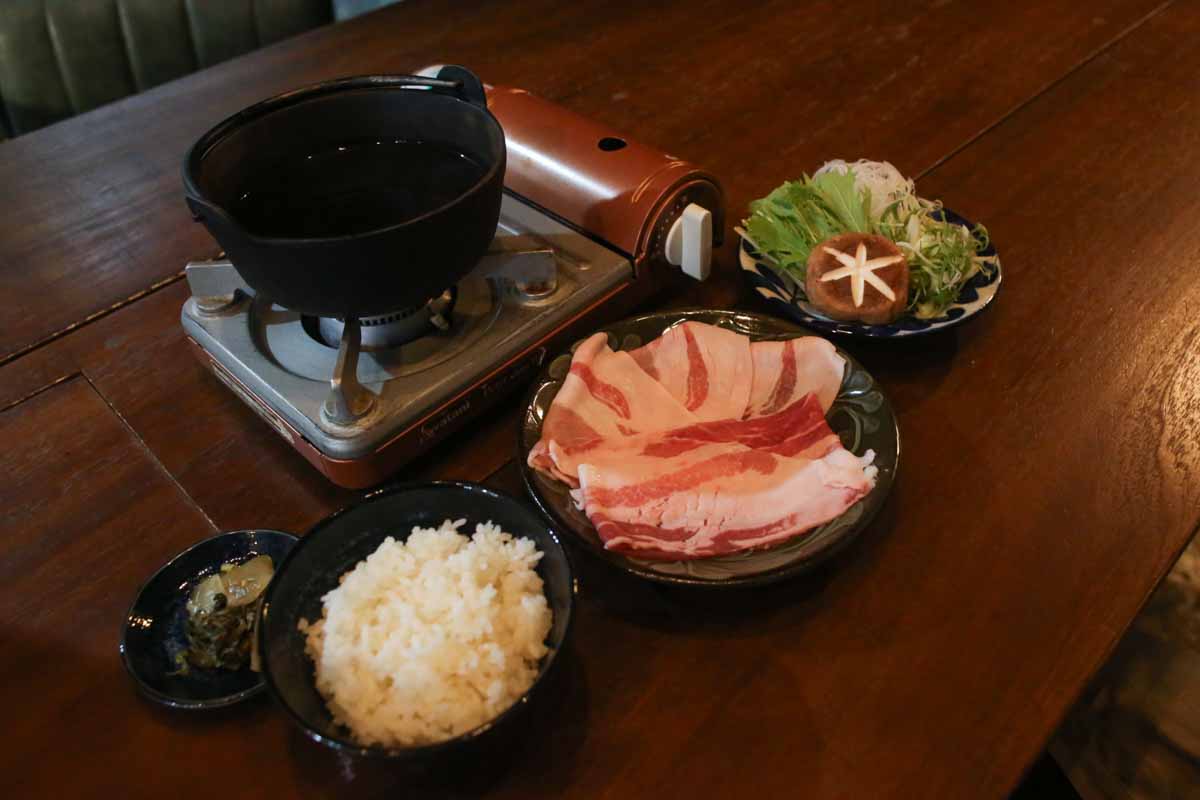 ロースカツ・ヒレカツは分厚いのにやわらか！やんばる島豚あぐーのしゃぶしゃぶはご褒美ランチにぴったり！「夏めく」で県産豚の魅力を堪能しよう（那覇市）